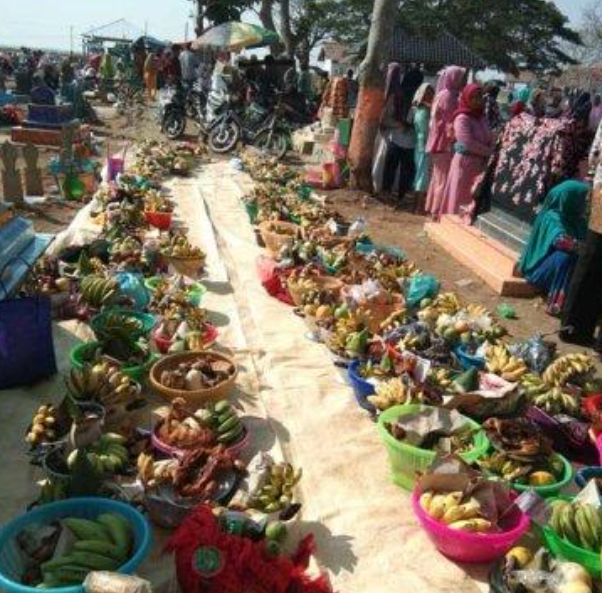 Warga di Desa Curug Indramayu Ungkapkan Rasa Syukur Melalui Tradisi Sedekah Bumi,
