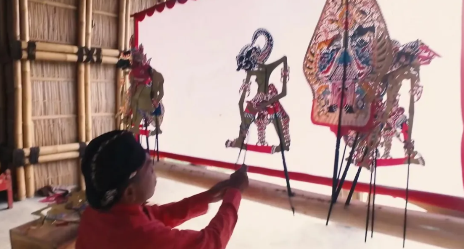 Wayang Kulit Satria Langgen Budaya – Warisan Adat Desa Curug, Kandanghaur
